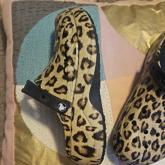 CROCS Womens Black and Tan Leopard - Picture 4 of 8
